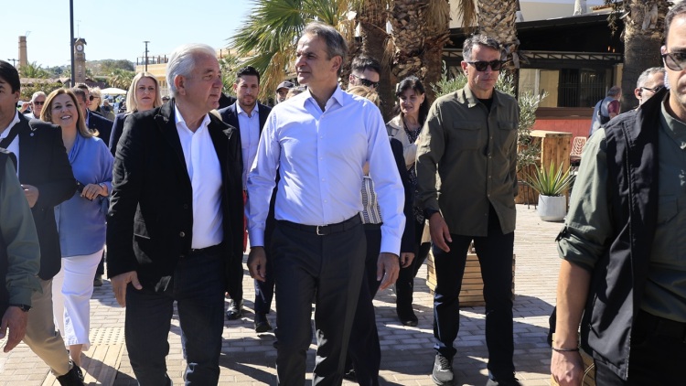 Το Μαξίμου προτάσσει τη στήριξη των πολιτών εντός δημοσιονομικού πλαισίου εν μέσω της πλαγιοκόπησης Σαμαρά
