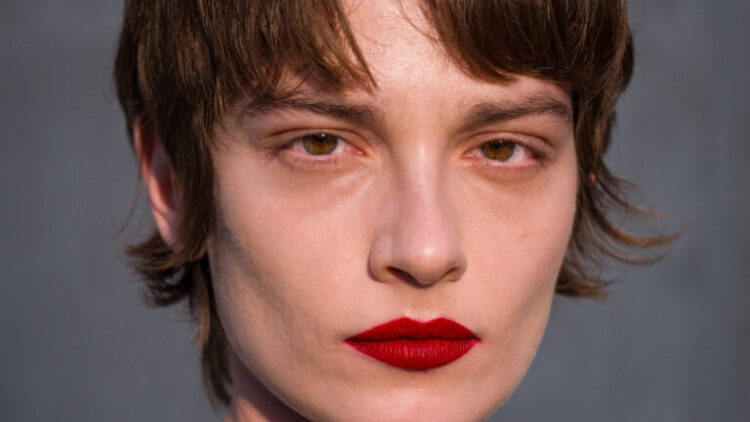 Makeup Pilling: Οκτώ λόγοι που δεν στρώνει σωστά το foundation και μοιάζει σαν να ξεφλουδίζει
