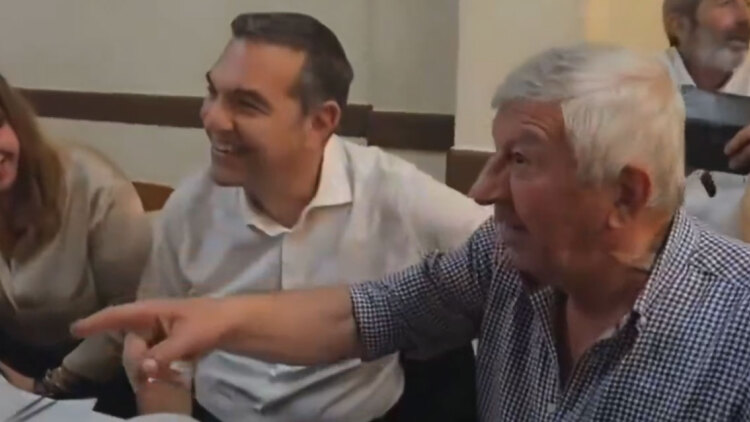 «Την εξουσία θα την παίρναμε από τώρα αλλά θέλουμε την πάρουμε δημοκρατικά» είπε στον Τσίπρα ιδιοκτήτης τσιπουράδικου στον Βόλο, δείτε βίντεο