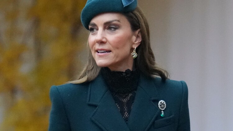 Η πριγκίπισσα Κέιτ συνδύασε McQueen και Chanel με μια καρφίτσα 163 ετών
