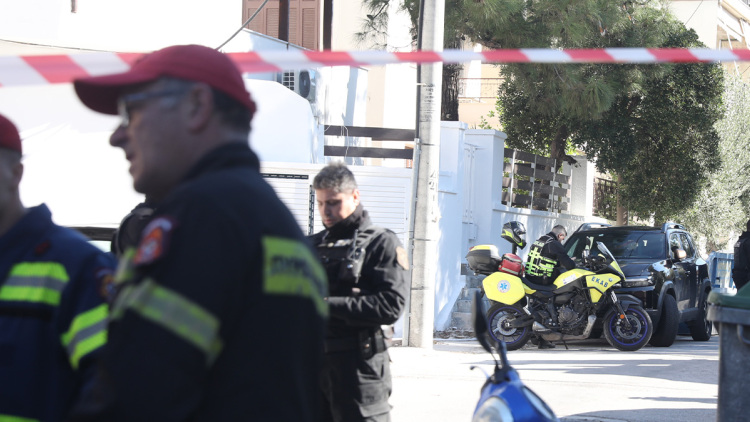 Έκρηξη σε κτήριο στον Κολωνό,  ένας αστυνομικός τραυματίας, έχει χτυπήσει στο κεφάλι