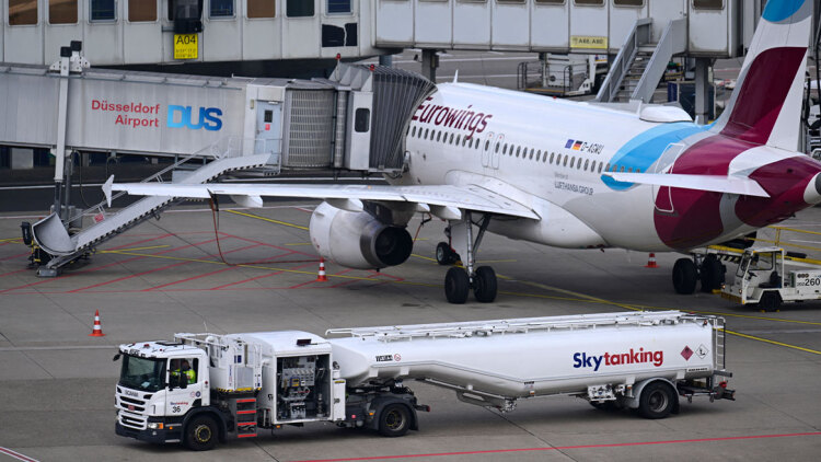 Αναστάτωση σε πτήση της Eurowings από Ρόδο προς Ντίσελντορφ: Γιατροί με ολόσωμες στολές προστασίας εξέτασαν επιβάτες για τυχόν κρούσματα νοροϊού