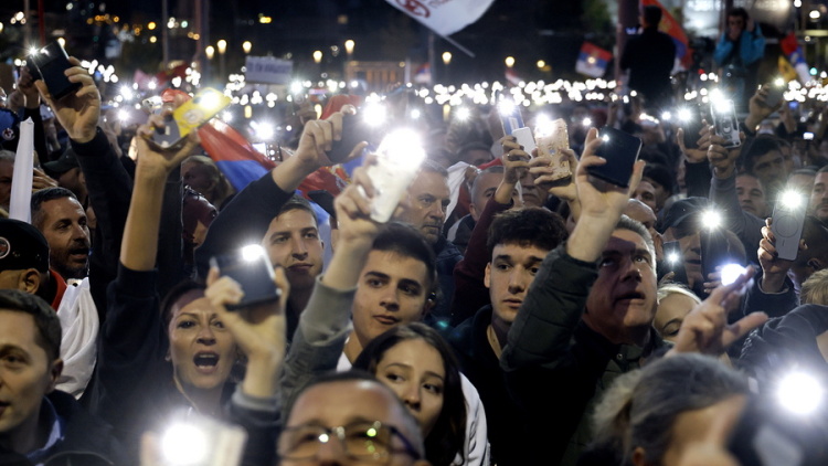 Χιλιάδες και απόψε στη συγκέντρωση στο Βελιγράδι: Στην τελική ευθεία για τις πιο κρίσιμες εκλογές η Σερβία, το φοιτητικό κίνημα απειλεί τον Βούτσιτς
