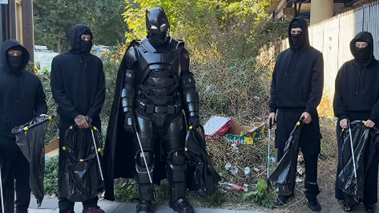 Ο «Batman του Λονδίνου»: Ο άγνωστος με τη μάσκα που πληρώνει βενζίνες, πρόστιμα και φαγητό για αγνώστους