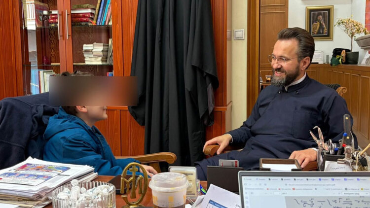 Συγκινεί η κίνηση του 9χρονου Κωνσταντίνου που βγήκε από την παιδοογκολογική του Ιπποκράτειου και έφτιαξε ένα παραμύθι από τις επισκέψεις ιερέα στο νοσοκομείο