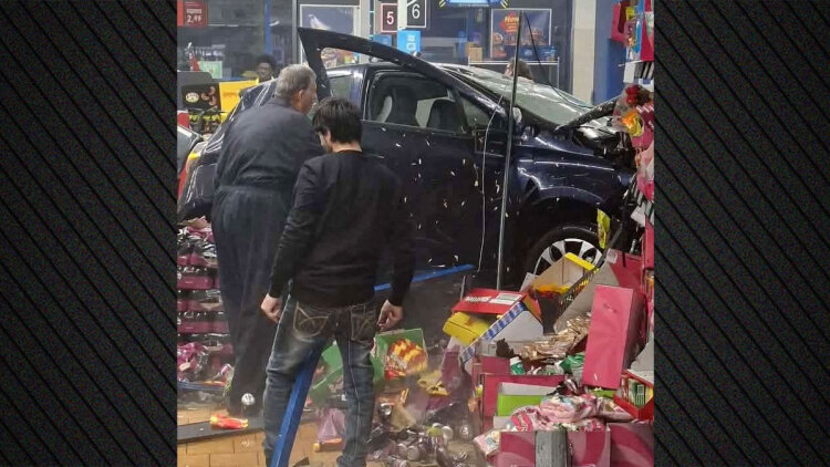 Αυτοκίνητο προσέκρουσε σε σούπερ μάρκετ στη Βρετανία, τουλάχιστον ένας νεκρός και αρκετοί τραυματίες, φωτογραφίες