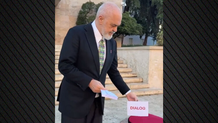 Αλβανία: Ο Ράμα έβγαλε κόκκινα μαξιλάρια για να καλέσει τους διαδηλωτές σε διάλογο, ενώ η κρίση βαθαίνει