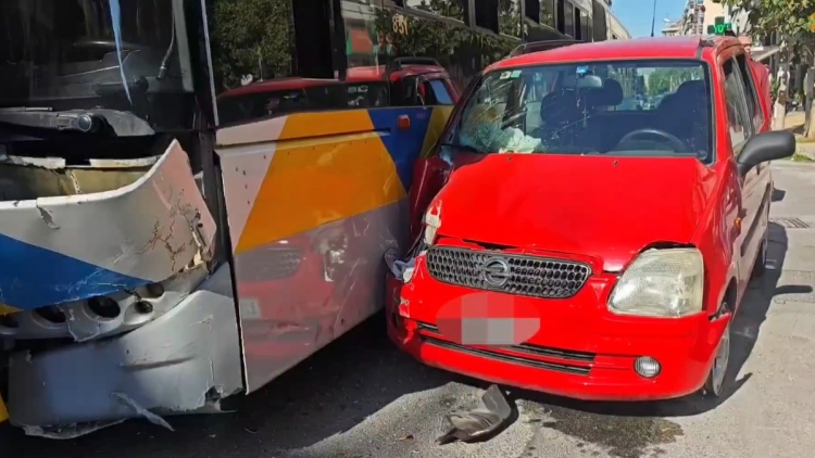 Τροχαίο ατύχημα με λεωφορείο και αυτοκίνητο στην Καλλιθέα, δείτε βίντεο