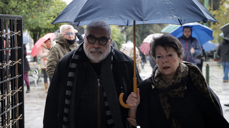 Δύσκολες ώρες για τον Δημήτρη Πιατά: Έχασε τη σύζυγό του, Λέλα - Έπαιξε κανονικά στο θέατρο, την είδηση ανακοίνωσε μετά την παράσταση ο Γιάννης Βούρος