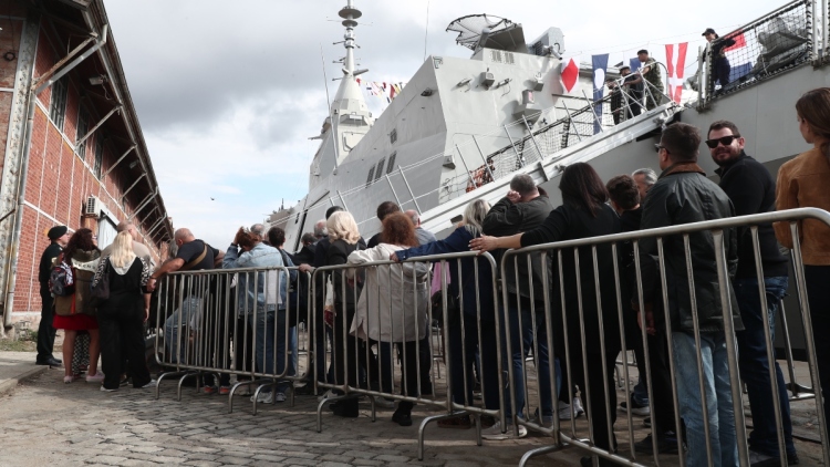 Νέες ουρές σήμερα για τη φρεγάτα «Κίμων», συνεχίζεται η κοσμοσυρροή στο λιμάνι της Θεσσαλονίκης 