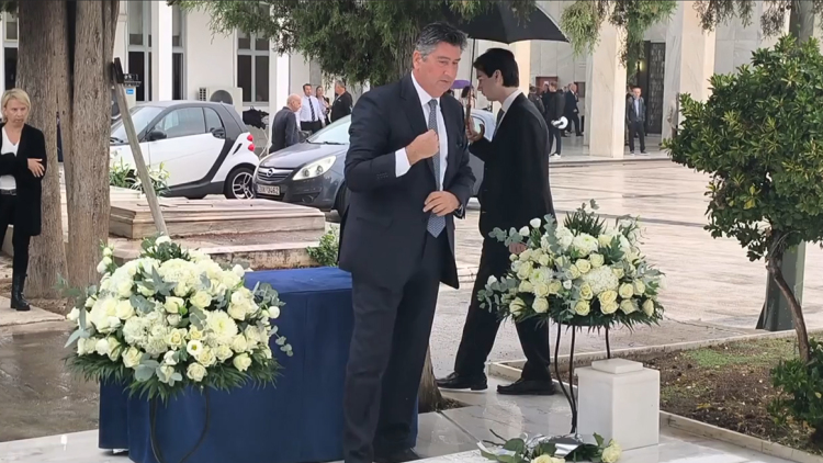Πέντε χρόνια από τον θάνατο της Φώφης Γεννηματά: Λουλούδια της άφησαν ο σύζυγος και ο γιος της 
