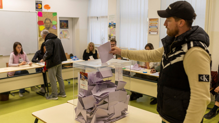 Μεγάλη προσέλευση στις κάλπες στις βουλευτικές εκλογές στη Σερβία, μέχρι τη 1 το μεσημέρι ψήφισε το 41%
 