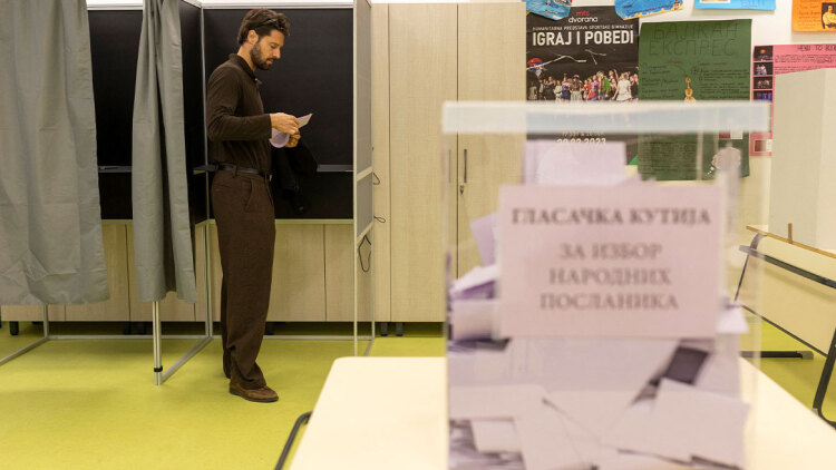 Καταγγελίες για παρατυπίες, επεισόδια και ισχυρή παρουσία των δυνάμεων καταστολής στο Βελιγράδι, στο 56,4% η συμμετοχή έως τις 16:00 
