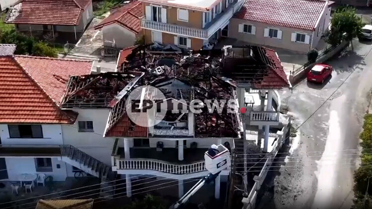 Κεραυνός χτύπησε σπίτι στην Πρέβεζα και προκάλεσε πυρκαγιά που κατέστρεψε τη σοφίτα, βίντεο