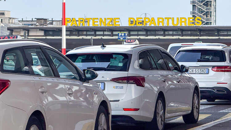 Μαζική διαδήλωση των ιδιοκτητών ταξί αύριο στη Ρώμη, διαμαρτύρονται για τις τιμές στα καύσιμα