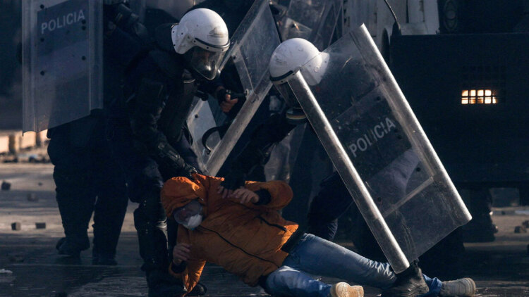Χάος στα Τίρανα: Υπουργεία στις φλόγες, διαδηλωτής έχασε την όρασή του από πλαστική σφαίρα, νέα συγκέντρωση κατά Ράμα