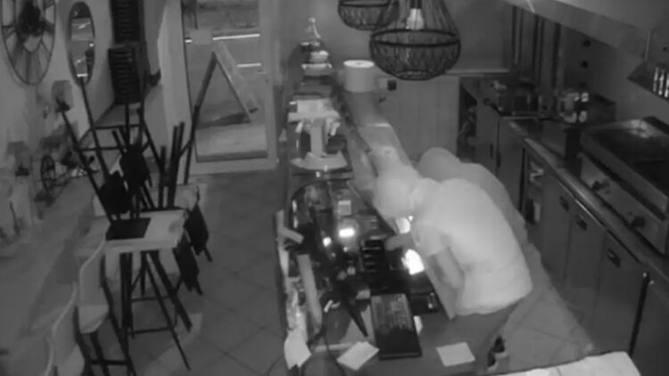 Τρεις φορές μέσα στο ίδιο βράδυ διέρρηξαν το ίδιο κατάστημα νεαροί στον Βόλο
