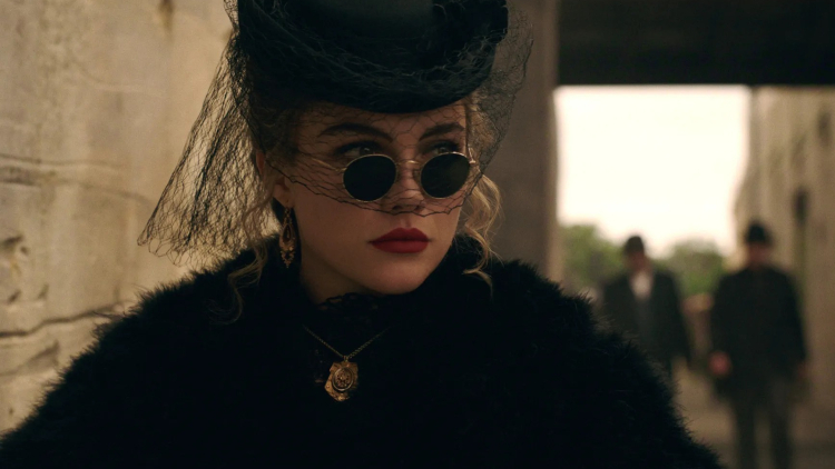 Florence Pugh: Οι κρυφοί συμβολισμοί στα μαλλιά και το μακιγιάζ της στη σειρά East of Eden
