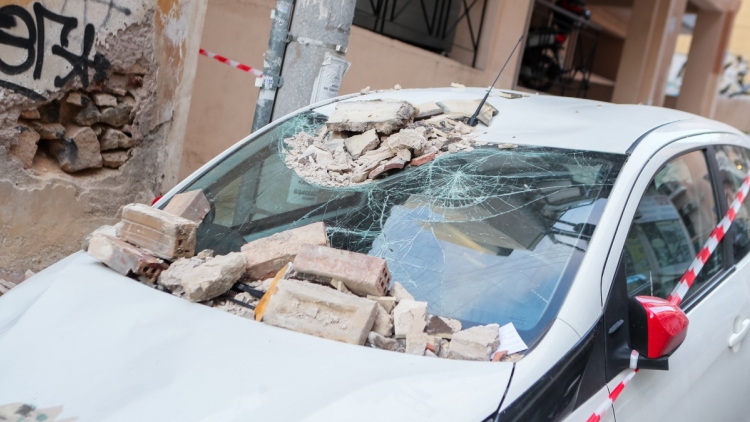 Παλιές πολυκατοικίες και ετοιμόρροπα μπαλκόνια: Τα καμπανάκια κινδύνου που δεν πρέπει να αγνοούν οι ιδιοκτήτες, σύμφωνα με καθηγητή του ΕΜΠ
