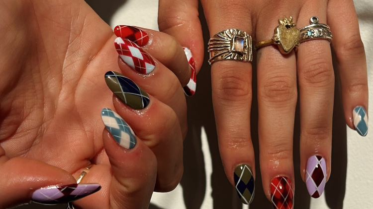 Argyle nails: Το μανικιούρ με ρόμβους που θα βλέπουμε παντού τους επόμενους μήνες
