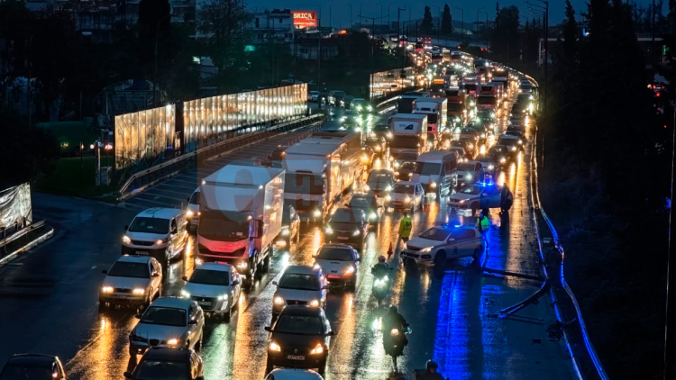 Μποτιλιάρισμα στην άνοδο του Κηφισού λόγω τροχαίου: Αυτοκίνητο έπεσε σε κολώνα ηλεκτροφωτισμού στο ύψος της Λιοσίων