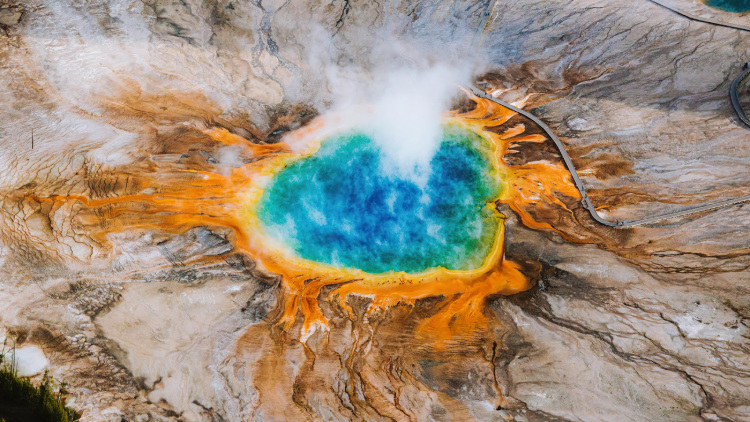 Πάνω από 23.000 σκουπίδια στις θερμές πηγές του Yellowstone: Πώς άλλαξε το χρώμα του διάσημου αξιοθέατου
