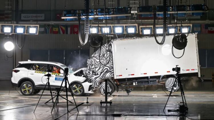 Μετωπική σύγκρουση SUV με φορτηγό μπροστά στις κάμερες (video)

