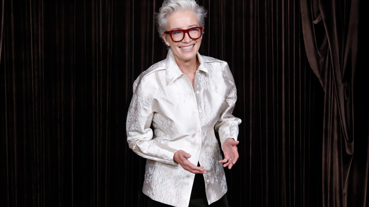 Emma Thompson: Το «frosted» hair look που κάνει τα γκρίζα μαλλιά την πιο κομψή τάση του χειμώνα
