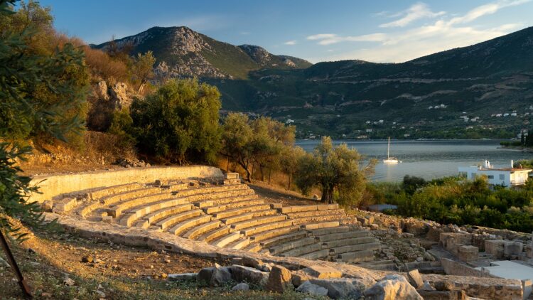 
Όταν ο Τσαρούχης, ο Μόραλης και ο Γκίκας φιλοτεχνούσαν την εικόνα της Ελλάδας που ταξίδευε στον κόσμο
