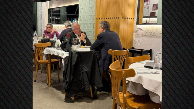 Μητσοτάκης και Τασούλας πήγαν στη «Διάβαση» για σουτζουκάκια και γύρο μετά την τελετή φωτισμού του Λευκού Πύργου