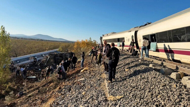 Σύγκρουση τρένων κοντά στο Τολέδο της Ισπανίας, τουλάχιστον 10 νεκροί 