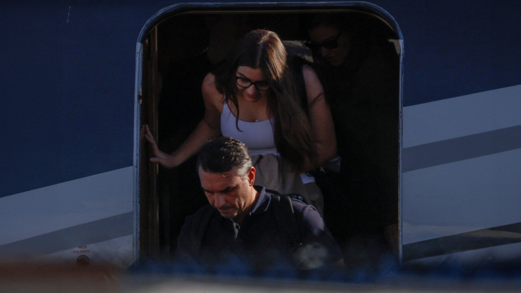 Στο Μαϊάμι έφτασε ο Φλάβιο Μπολσονάρο με την οικογένειά του: Έλαβε βίζα από τις ΗΠΑ, πώς διέφυγε από τη Βραζιλία
