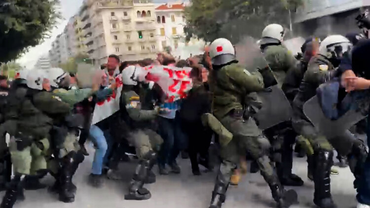 Επεισόδια στη συγκέντρωση διαμαρτυρίας για την ομιλία του Κασιδιάρη στη Θεσσαλονίκη, δείτε βίντεο