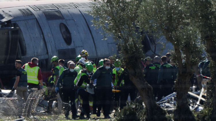 Ανθρώπινο σφάλμα η πιθανότερη αιτία της πολύνεκρης σύγκρουσης τρένων στην Ισπανία: Τεχνικός δεν ειδοποίησε ότι τα δύο τρένα ήταν στην ίδια γραμμή