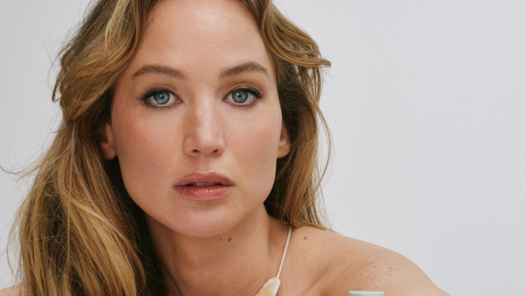 Η Jennifer Lawrence λανσάρει το δικό της brand μαλλιών με τρία προϊόντα για εύκολο styling
