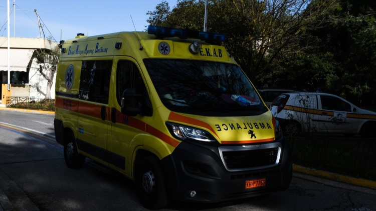 Στο «κόκκινο» το ΕΚΑΒ με 1.100 κλήσεις την ημέρα στην Αθήνα, το 60%  αφορά επείγοντα περιστατικά