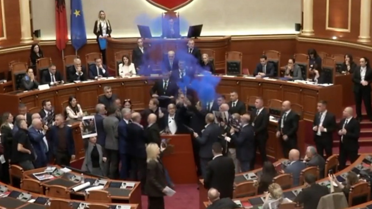Βουλευτές της αντιπολίτευσης στην Αλβανία διέκοψαν συνεδρίαση του κοινοβουλίου και άναψαν φωτοβολίδες, βίντεο