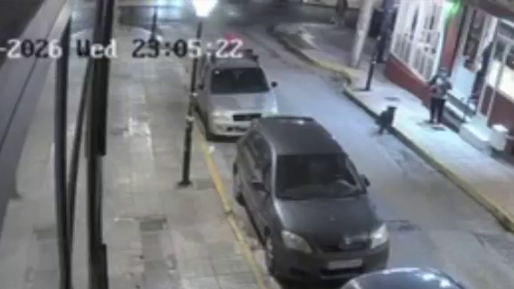 Βίντεο από το θανατηφόρο τροχαίο με τον 30χρονο στο Κερατσίνι, η στιγμή που η μηχανή πέφτει σε σταθμευμένο ΙΧ
