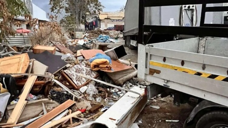 Συνελήφθησαν δύο νεαροί που έριξαν μπάζα και καπνοδόχους σε οικόπεδο στο Αιγάλεω