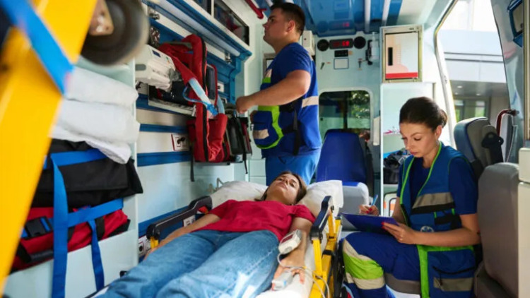 ΕΚΑΒ στο «κόκκινο»: 1.100 κλήσεις την ημέρα στην Αθήνα – 60% επείγοντα περιστατικά