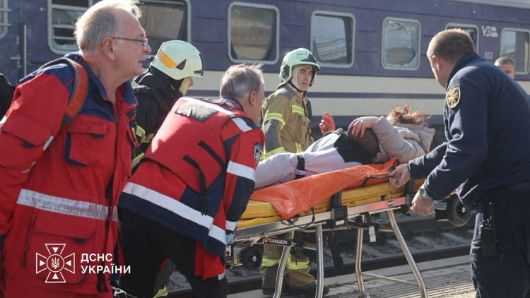Ο Ζελένσκι κάλεσε τη Δύση να δράσει μετά τη «φρικτή ρωσική επίθεση» εναντίον σιδηροδρομικού σταθμού στη Ντνίπρο με 13 νεκρούς
