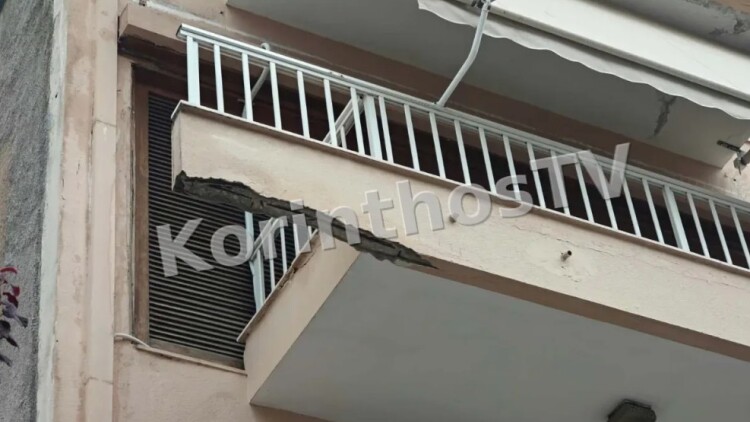 Έπεσαν κομμάτια από μπαλκόνι στο κέντρο της Κορίνθου, δείτε φωτογραφίες