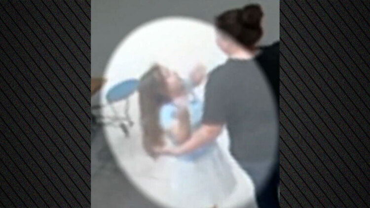 Σκληρές εικόνες: 8χρονη μαθήτρια στο Τέξας πνίγηκε με μπουκιά φαγητού και πέθανε αβοήθητη στο σχολείο της, δείτε βίντεο 