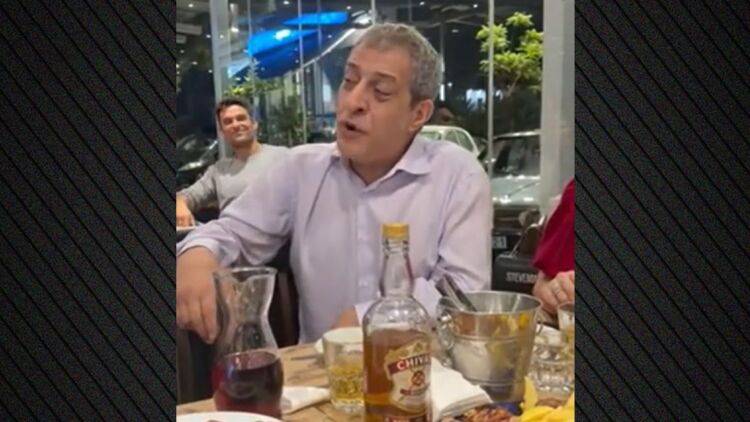 Ο Θέμης Αδαμαντίδης τραγούδησε ακαπέλα σε ταβέρνα και αποθεώθηκε, δείτε βίντεο