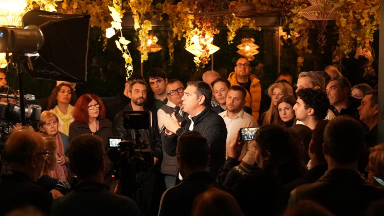 Τσίπρας κατά Κασιδιάρη: Ο εγκληματίας φόρεσε κοστούμι, φόρεσε γραβάτα, και έγινε μπούλης εγκληματίας