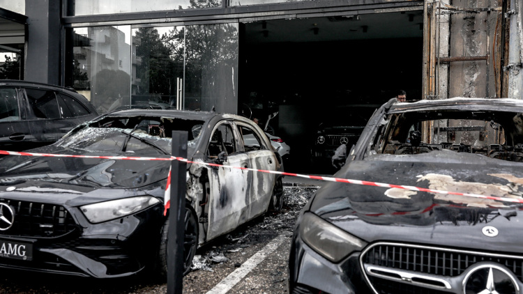 Από εμπρηστική επίθεση η πυρκαγιά σε αντιπροσωπεία αυτοκινήτων στη Γλυφάδα, εκτεταμένες ζημιές, δείτε εικόνες