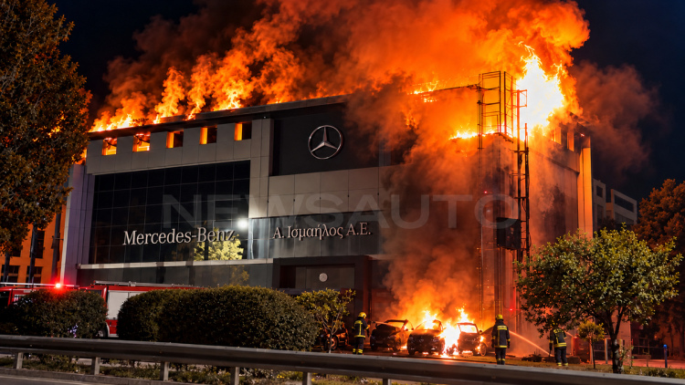 Έρευνα για εμπρησμό σε έκθεση Mercedes-Benz και smart