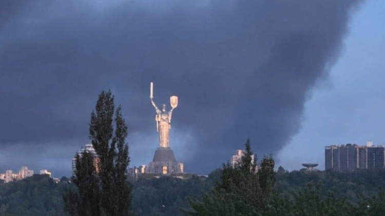 Τουλάχιστον 8 τραυματίες σε ρωσική πυραυλική επίθεση στο Κίεβο, τέσσερις νεκροί στη Ντνίπρο 