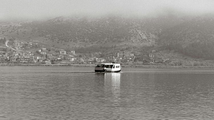 Φοιτητική ζωή με φόντο την λίμνη και τα βουνά των Ιωαννίνων
