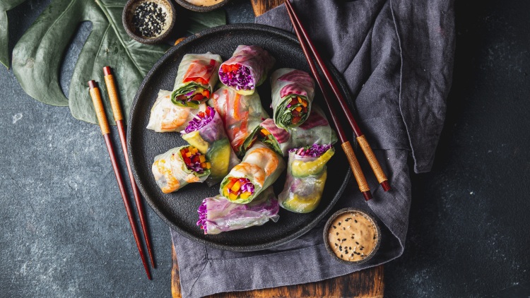 Φύλλα ρυζιού: γιατί αυτό το βιετναμέζικο «περιτύλιγμα» γίνεται ανάρπαστο και πού το βρίσκουμε